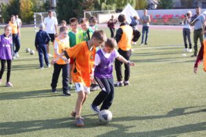 Read more about the article Дети с особенностями здоровья учатся играть в футбол наравне со сверстниками