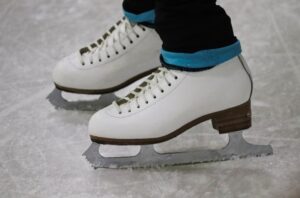 Read more about the article Спорткомплексы «Звездный» и «Ледовый» приглашают всех любителей катания на коньках