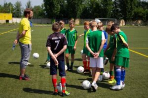 Read more about the article Спортивная школа №12 приглашает ребят в секции по футболу
