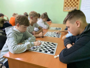 Read more about the article Финальные игры соревнований по шашкам