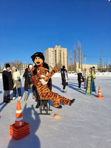 Read more about the article Морозный солнечный день начался с Праздника на льду!