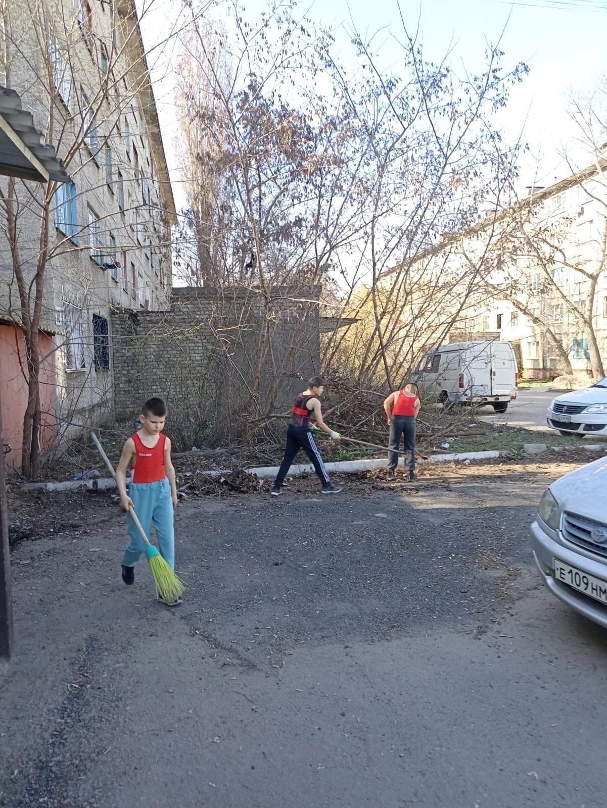 Read more about the article СШОР 9 продолжили уборку после зимы, прилегающей территории зала борьбы «Богатырь»