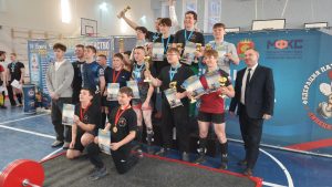 Read more about the article Сила, воля, победа: отчёт о выступлениях нашей команды по пауэрлифтингу