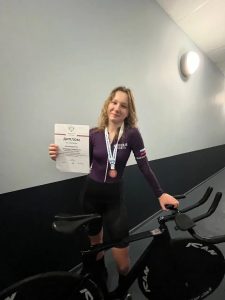Read more about the article Елизавета Зевакина — воспитанница спортивной школы 7 города Липецка, стала третьей на первенстве России в командной гонке преследования на 3 км.
